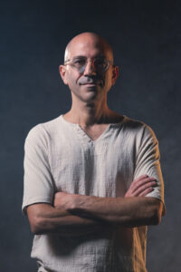 רון אוריאל - מעסה בכיר. מטפל במגע